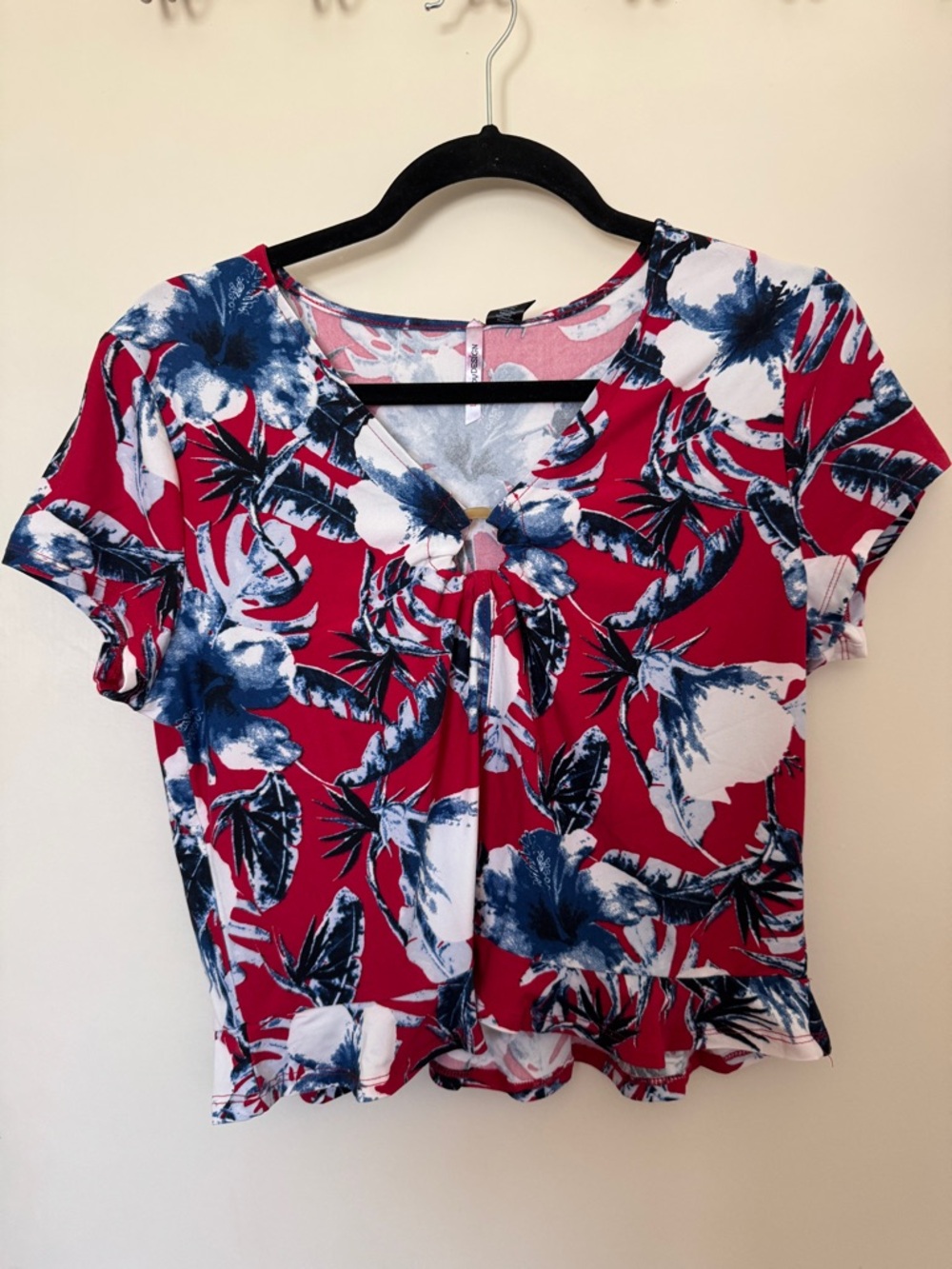 Love By Design Women’s Floral Keyhole Ruffle Hem Top in Red Size XL